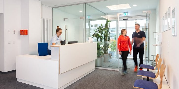 Blick von Innen auf Eingangsbereich und Rezeption der BG-Abteilung des VITREA Rehazentrum Karlsruhe