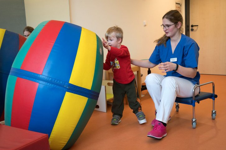 Junge stellt Rolle auf