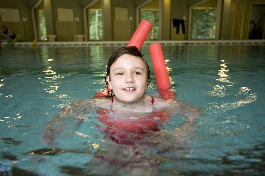 Mädchen schwimmt