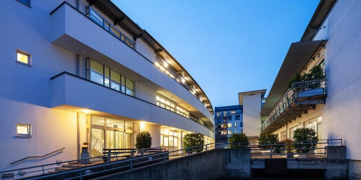VITREA Rehazentrum Karlsruhe in Abendstimmung der Ort fuer individuelle Rehabilitationsmöglichkeiten