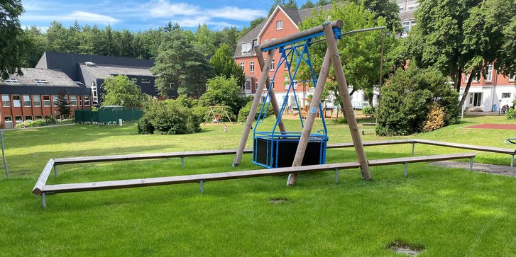 Rollstuhlschaukel im Garten der VITREA Klinik Geesthacht