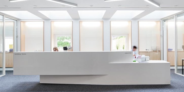 Frontaler Blick auf die Rezeption der Ergotherapie-, Physiotherapie- und Logopaediepraxis des VITREA Rehazentrums Karlsruhe