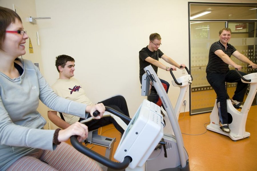 Jugendliche bei der medizinischen Trainingstherapie
